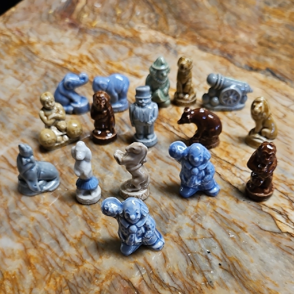 Miniture Porcelain Figurines Set From WADE Red Rose Tea